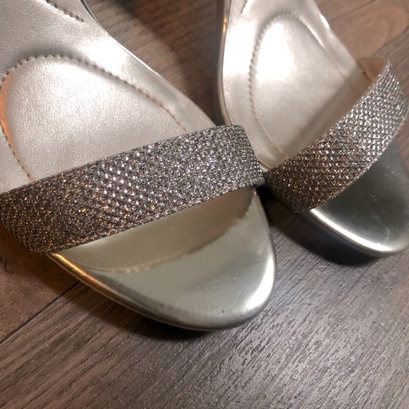 Woman Heels - Picture 3 of 11